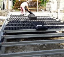 Pose des bac noirs entre les poutres