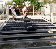 Pose des bac noirs entre les poutres