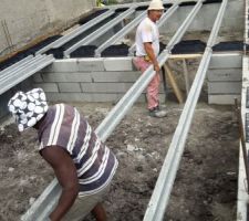 Pose des poutres sur le muret