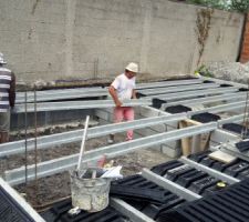 Pose des poutres sur le muret