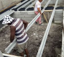 Pose des poutres sur le muret