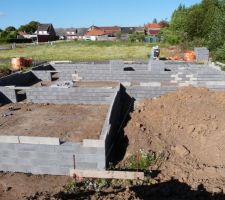 Vide sanitaire bien avancé, la structure de la maison se dessine vraiment