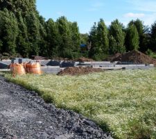 Le vide sanitaire en cours, vu de loin : la maison commence à sortir de terre...