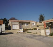 Avec le toit, la maison appara&icirc;t dans son aspect ext&eacute;rieur.