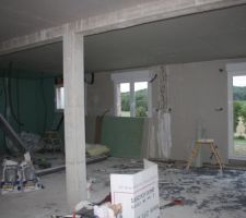 Vue sur l'espace cuisine et au fond toilettes et salles de douche