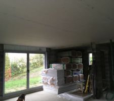 Plafond séjour salle à manger plaqué, en arrière plan la laine de verre et le placo pour finir le rez de jardin.