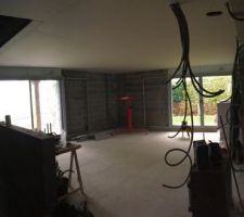 Plafond séjour salle à manger plaqué, en arrière plan la laine de verre et le placo pour finir le rez de jardin.