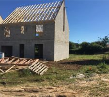 Nous avons nettoyer un peu, car chantier sale et puis nous avons couper l'herbe car elle commencait a être haute.
Et puis nous sommes toujours entrain de niveler notre terrain avec notre butte de terre que nosu avons derrière la maison.
