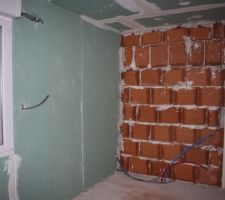 La salle de bain du haut emplacement de la baignoire