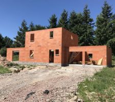 En attente de la pose de la charpente