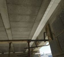 Poutrelles et hourdis béton du plancher haut du sous-sol.
On voit bien les rupteurs en rive.