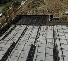 Poutrelles et hourdis béton du plancher haut du sous-sol.
On voit bien les hourdis négatifs pour contre masse du balcon.