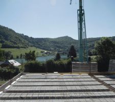 Poutrelles et hourdis béton du plancher haut du sous-sol.
Vue générale du plancher.