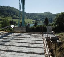 Poutrelles et hourdis béton du plancher haut du sous-sol.
Vue générale du plancher.