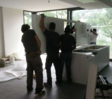 Pose du plan en corian de 250 kg sur l?ilot de cuisine