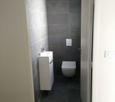 Le petit meuble WC de l'étage (décotec combo) est posé