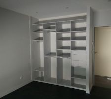 Le premier placard fini (la chambre notre fille), on attend plus que les portes...