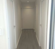 Les poign&eacute;es de portes sont pos&eacute;es et r&eacute;gl&eacute;es, les plinthes pos&eacute;es.