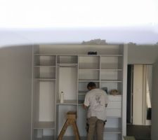 Les aménagements de placards en cours de montage...