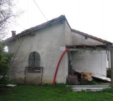 Façade Sud vieille maison vieux toit