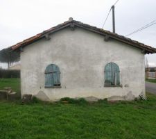 Façade Nord vieille maison vieux toit