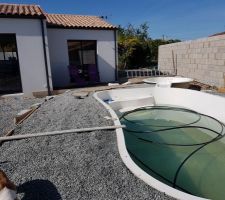 Terrassement de la piscine pour la terrasse drainante hydro way (près de 20 tonnes de graviers).