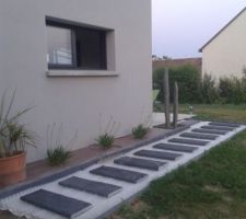 Les plantations poussent, des bordures d'ardoises en cours d'installation et une allée pour rejoindre la terrasse se dessine ...