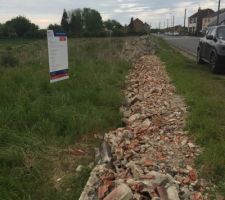 Remblai de cailloux par le voisin