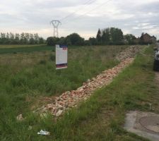 Remblai de cailloux par le voisin