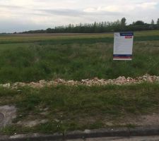 Remblai de cailloux par le voisin