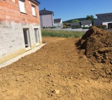 Voilà notre petit terrain pour le moment en attendant de faire le mur de soutainement