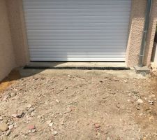 Pose du caniveau devant le garage