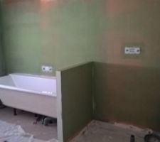 Enduit et imperméabilisant murs salle de bain avant la pose du carrelage