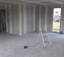 C'est parti pour le ponçage des murs