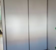 Portes de placard pos&eacute;es Chambre 3 - Fa&ccedil;ades blanches et rail Vermeil