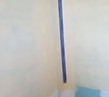 Première couche d'étanchéité faite - côté baignoire