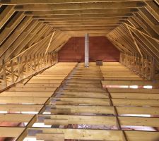 Vue des combles avec le conduit de poele &agrave; bois au fond