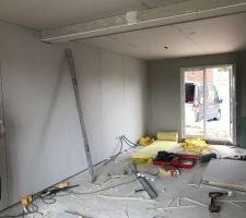 Sur la photo, le poele se trouvera à l'emplacement de la regle de macon...
Le placo situé derrière le poele est standard, pas de placo parefeu...