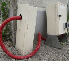 Raccordement du coffret de chantier (droite)sur le coffret définitif (gauche) en limite de propriété