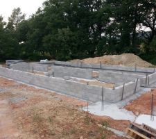 Réalisation du vide sanitaire de la maison ainsi que le passage du plombier pour l'évacuation.