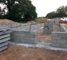 Réalisation du vide sanitaire de la maison ainsi que le passage du plombier pour l'évacuation.