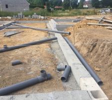 Pose des évacuations pvc en cours