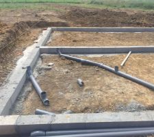 Pose des évacuations pvc en cours