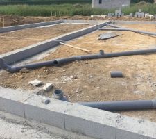Pose des évacuations pvc en cours