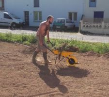 Retrait des mauvaises herbes et des pierres autour de la maison. Un travail titanesque sans outils automatisée...