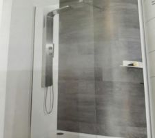 Paroi de douche de notre salle d eau