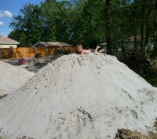 3 camions de sable blanc pour la remblayer le soubassement