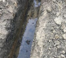 Terrassement en cours, bon sol trouv&eacute; &agrave; 1m environ, parfois avec un peu d'eau mais pas grand chose