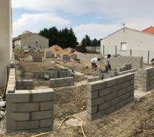 Apr&egrave;s 4 jours de s&eacute;chage pour les fondations (coulage lundi matin), vide sanitaire en cours depuis jeudi matin, travail plut&ocirc;t propre