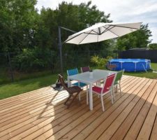 Terrasse fin mai, nouveau parasol  déporté de chez LM pour le coin sam et transat quand il y en aura !